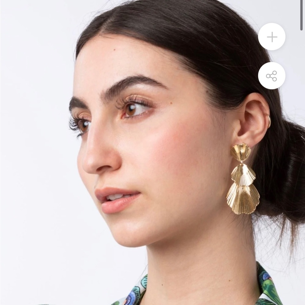 Abbey Glass Gold Tiered Seashell Earrings- NWOT